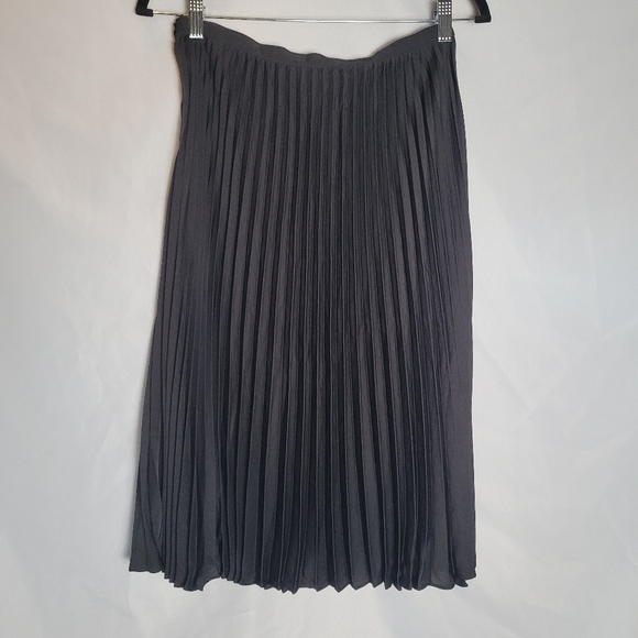 NWT Banana Republic Black Pleated Skirt Women's Size 4 Petite - Picture 2 of 8